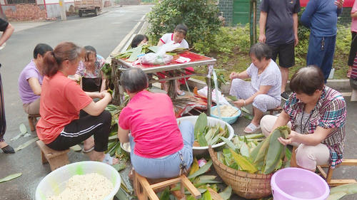 禾青鎮易地扶貧搬遷集中安置點舉行端午節包粽子比賽活動