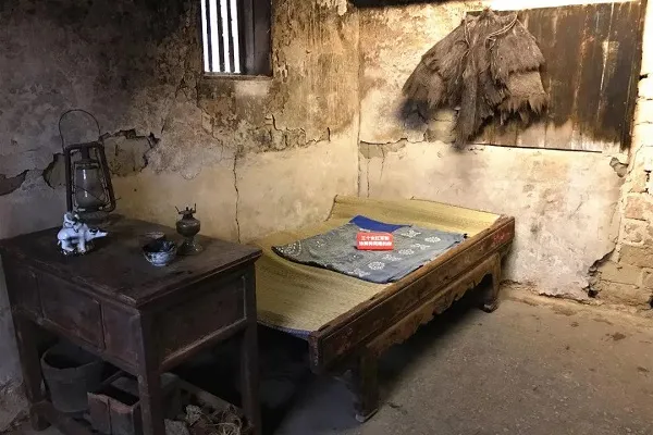 让 3名女红军住进自己家里 家里贫穷,床上只有稻草和破棉絮 3名女红军