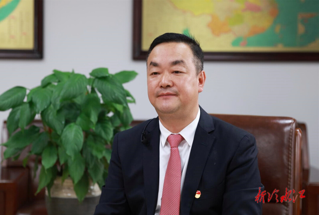 新当选冷水江市人民政府市长陈创业接受本台记者专访