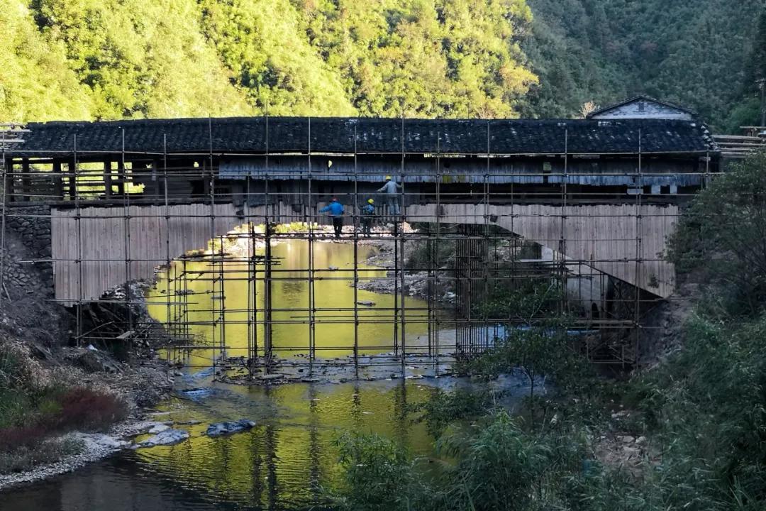 一座古橋 頭幾天,吳復勇都在細緻觀察,在巨大的木拱架之間穿來穿去