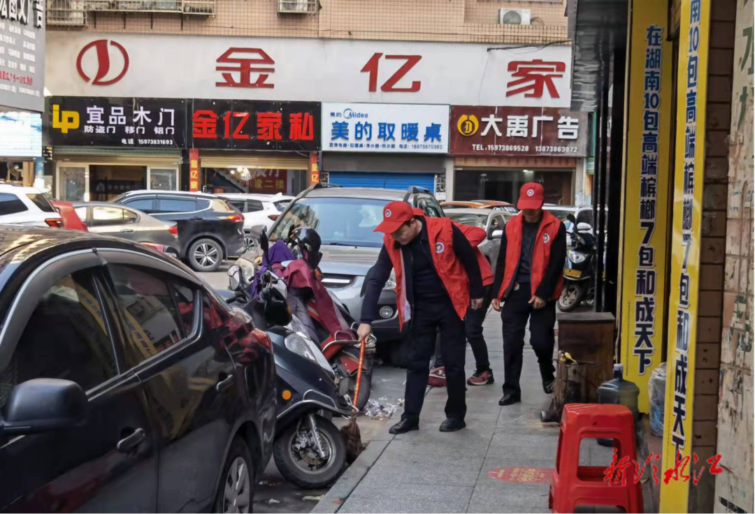 志愿服務(wù)進(jìn)社區(qū)，干群攜手創(chuàng)新貌 ——冷水江市司法局開展衛(wèi)生清掃志愿服務(wù)活動