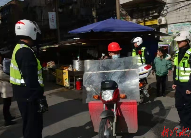踐行文明交通  冷水江市“兩車”整治見成效