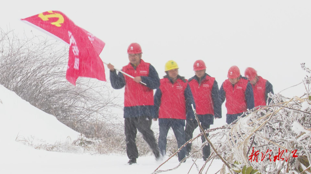 國網(wǎng)冷水江市供電公司：踏雪巡線保供電