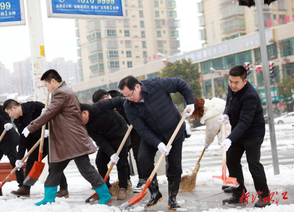 冷水江市萬名黨員干部齊上陣 除冰掃雪保暢通