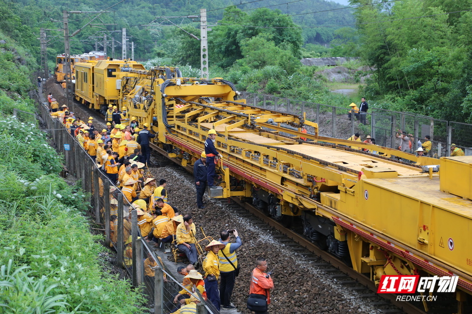 京廣鐵路湖南段：“換骨”27000根，全程機(jī)械替換新軌枕