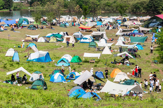 露營裝備“一帳難求”！在家露營何以爆火出圈？