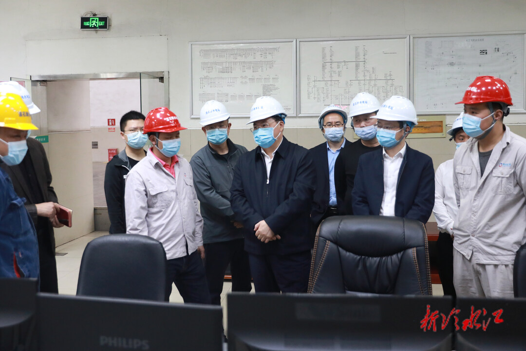 曾伯怡督導防汛備汛工作并開展巡河  筑牢防汛“安全堤”