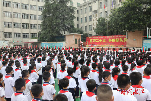 曾伯怡参加市二小“六·一”主题队日活动：让少年儿童成长为中国特色社会主义现代化建设者和接班人