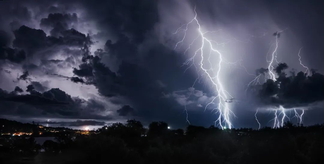 雷雨天打手機(jī)會被雷劈嗎？