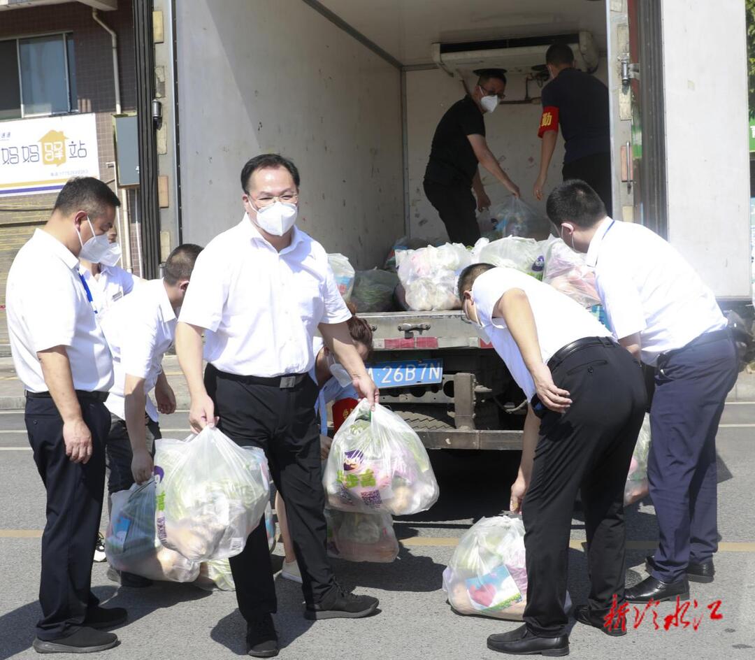 冷水江市為封控小區(qū)居民免費發(fā)放“愛心蔬菜包”  曾伯怡、陳創(chuàng)業(yè)參加配送發(fā)放行動