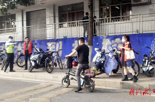 冷水江街道组织开展摩托车、电动自行车“戴帽工程”专项整治行动