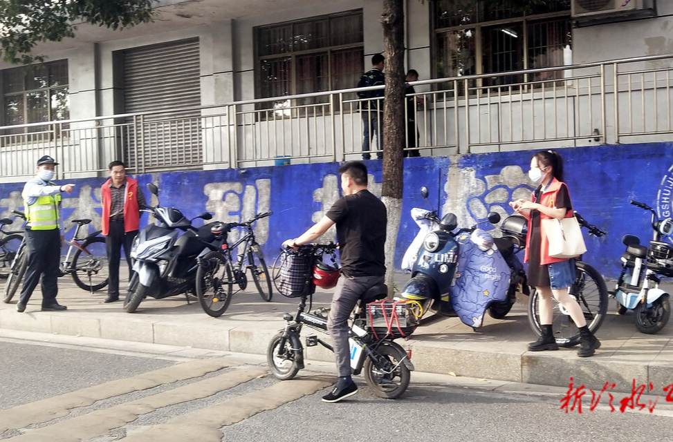 冷水江街道組織開展摩托車、電動自行車“戴帽工程”專項整治行動