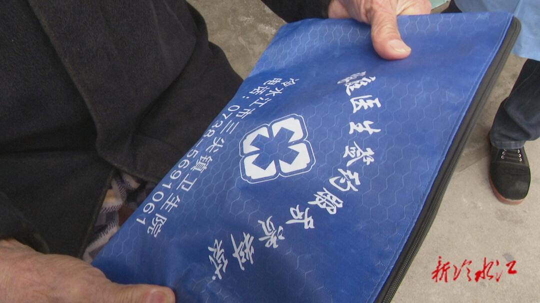 冷水江市向重點人群免費發放2.1萬份“防疫健康包”