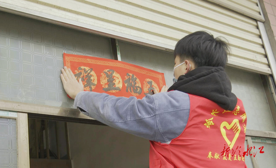 新春臨近  布溪街道布溪社區：迎新春 送春聯 暖民心