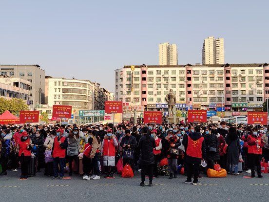 湖南新化：千余名赴粵務工人員乘坐臥鋪專列返崗