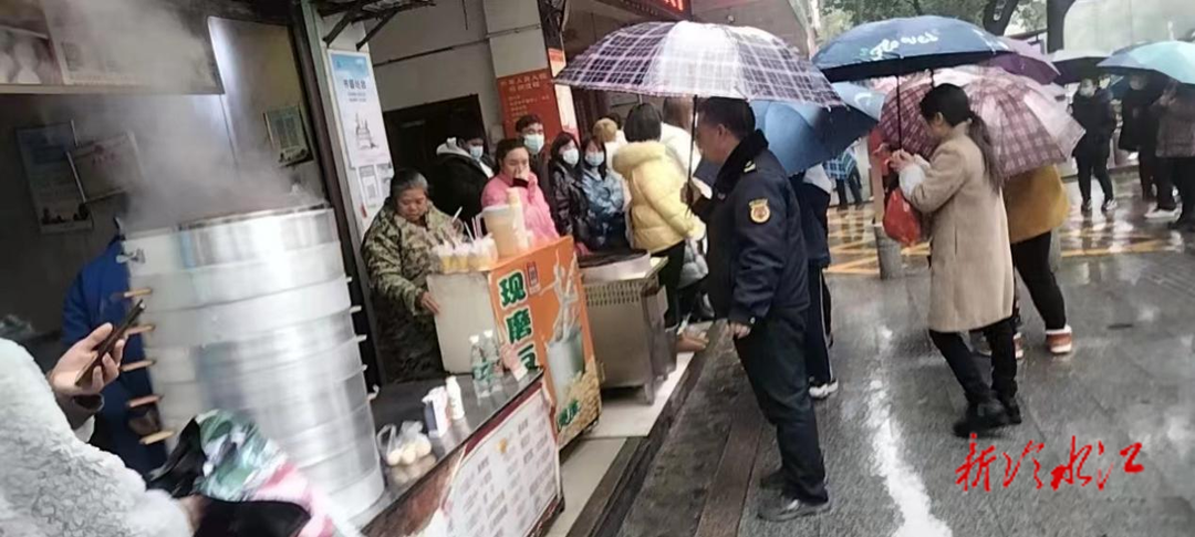 冷水江市城管大队整治学校周边环境侧记