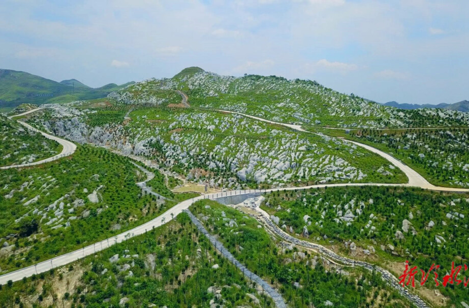 “巔峰湖南”六大名山登山賽在冷水江市舉行