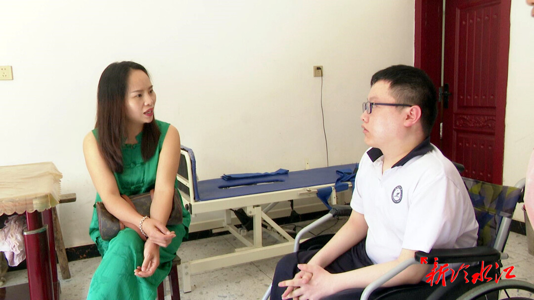 愛心企業家看望媽媽背著上學的高考學子吳成瀟