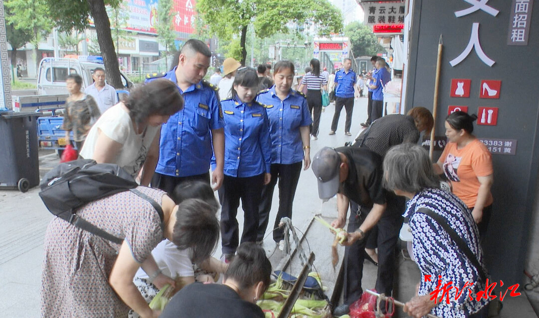 創(chuàng)國文進行時  冷水江市城管大隊開展“門前三包”專項整治行動