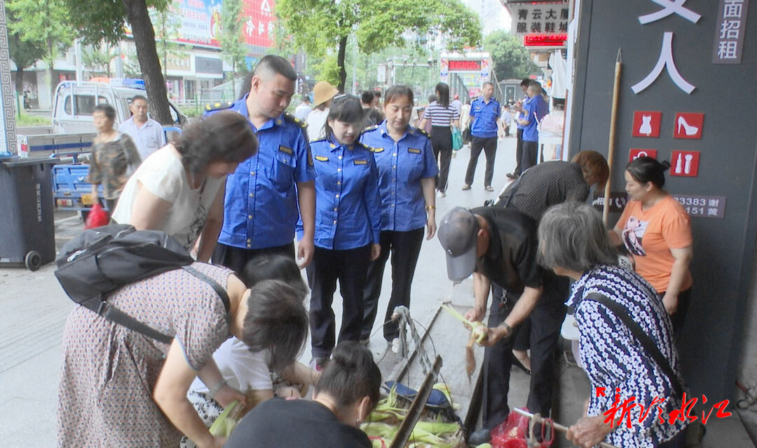 創國文進行時  冷水江市城管大隊開展“門前三包”專項整治行動