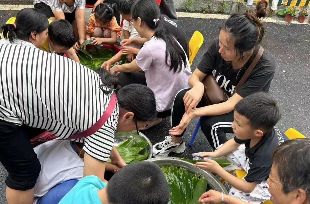 冷水江市康復(fù)醫(yī)院兒康中心舉辦“濃情端午粽飄香”親子活動(dòng)