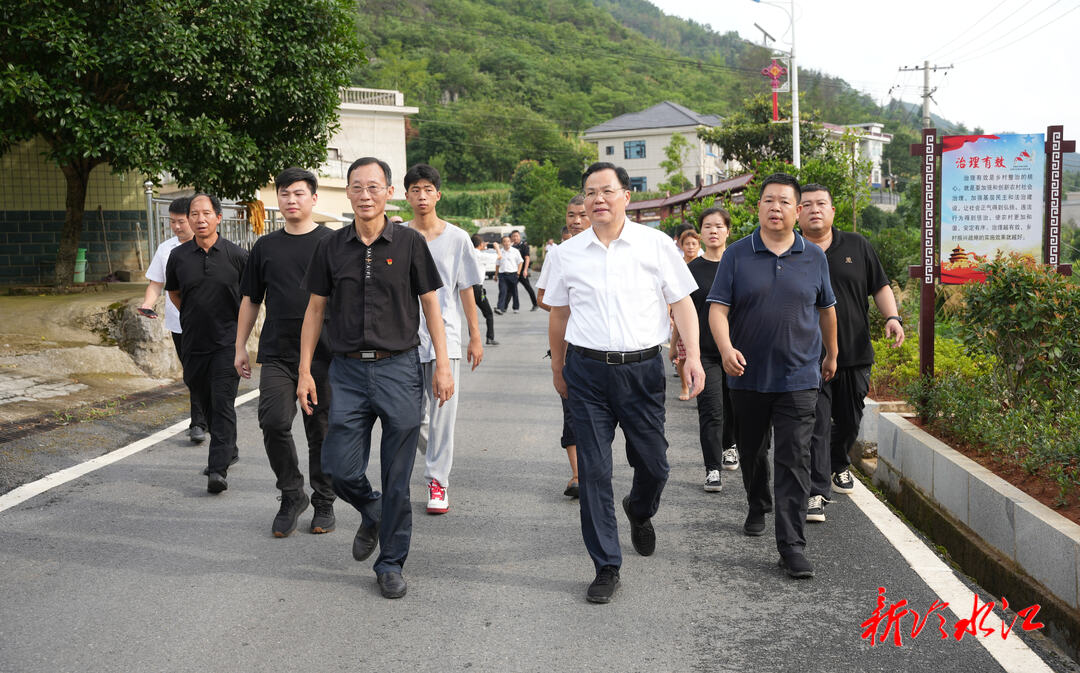 走基層 找問題 想辦法 促發(fā)展 | 曾伯怡深入鄉(xiāng)鎮(zhèn)督導農(nóng)村人居環(huán)境整治等工作