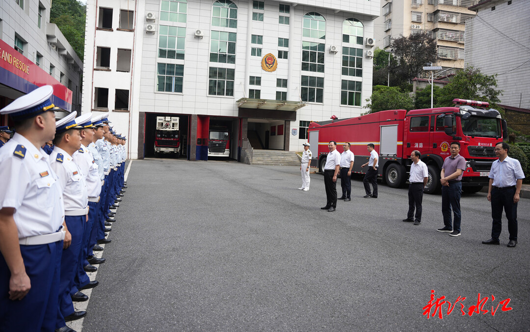 曾伯怡率隊集中走訪慰問駐軍單位和消防救援大隊