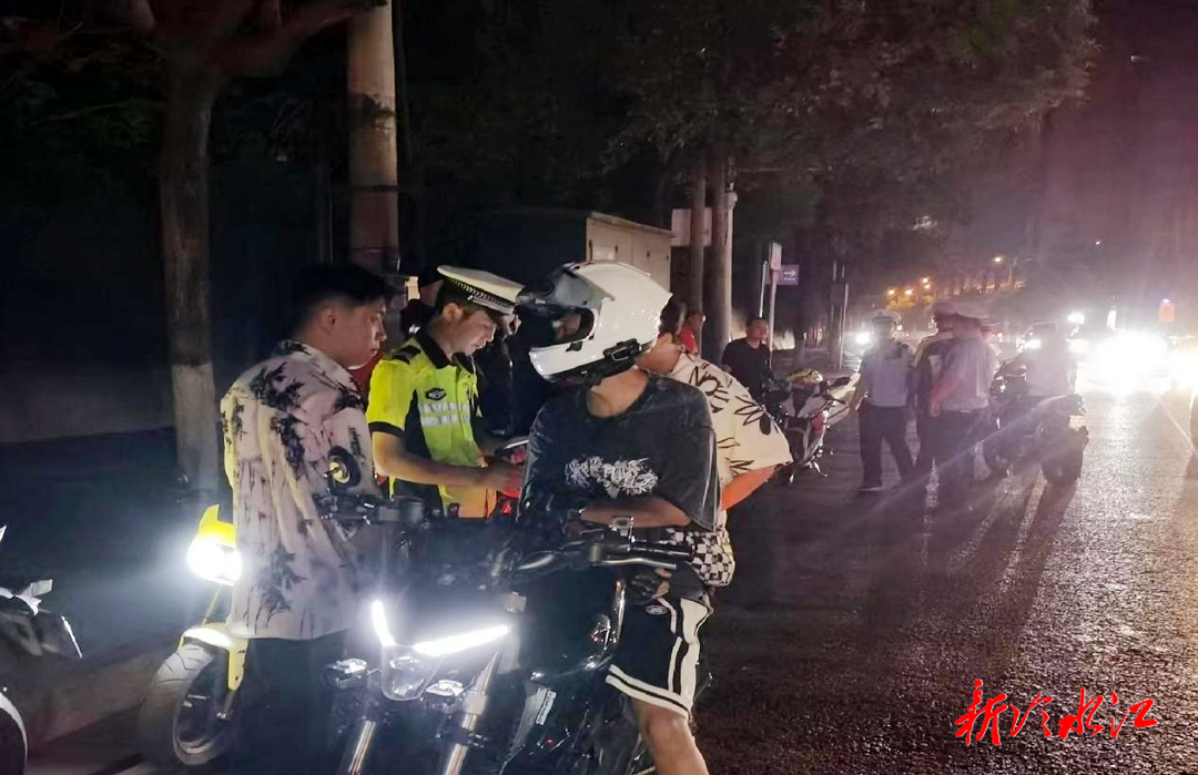 冷水江市交警“零點”出擊，一舉查獲“鬼火”摩托