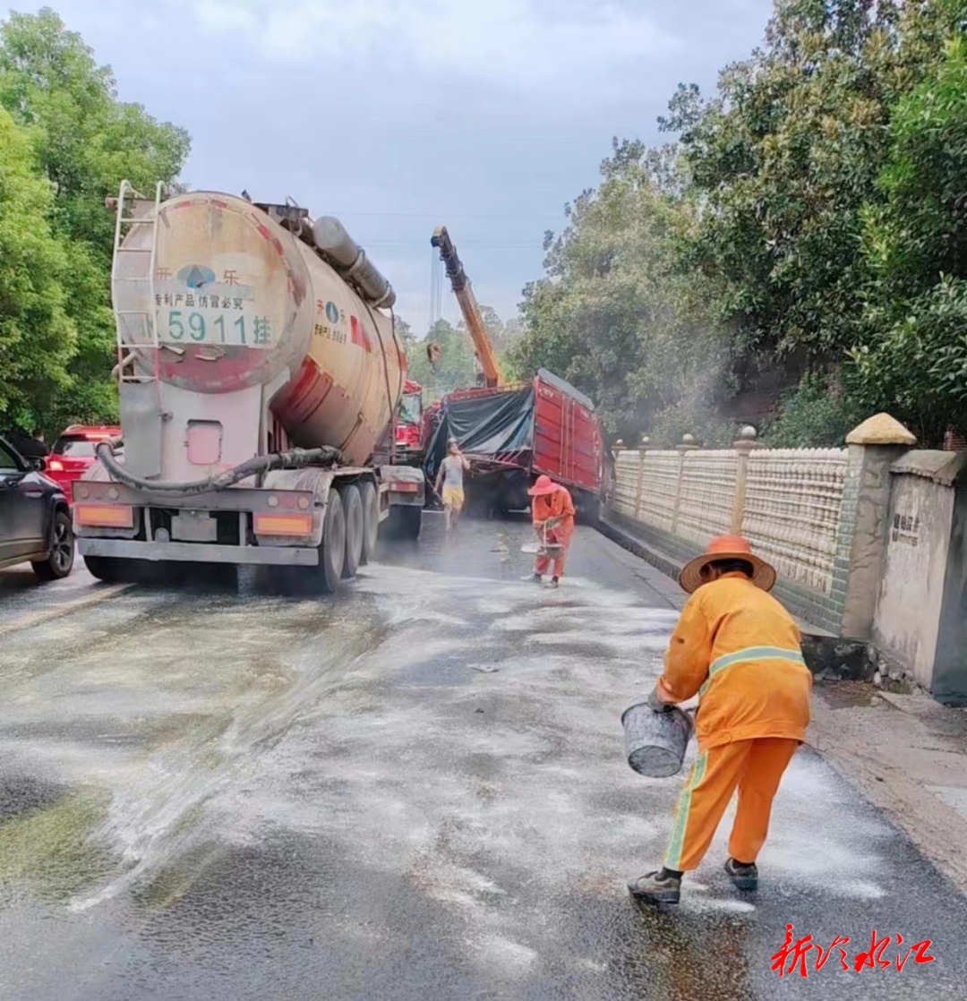 冷水江市公路建設養(yǎng)護中心：有效處置路面油污污染 全力保障公路出行安全