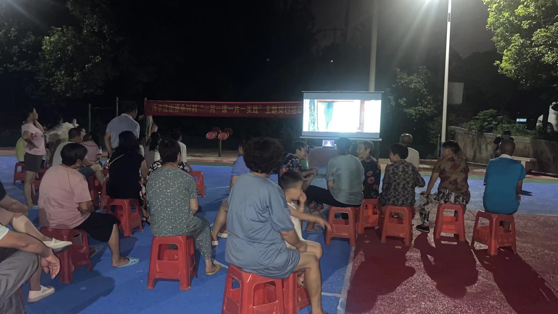 學習宣傳貫徹黨的二十大精神  冷水江街道：宣講放映進社區 黨的精神潤人心