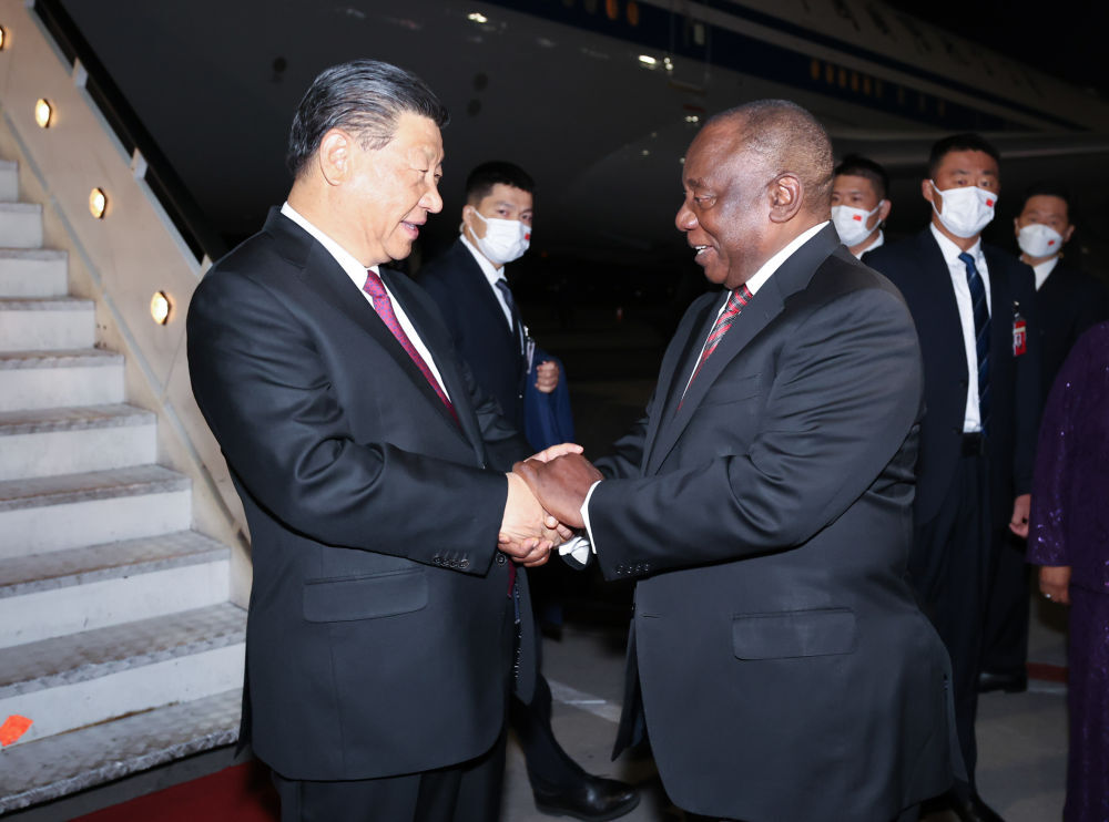 高清大图丨习主席抵达南非 拉马福萨总统亲赴机场迎接