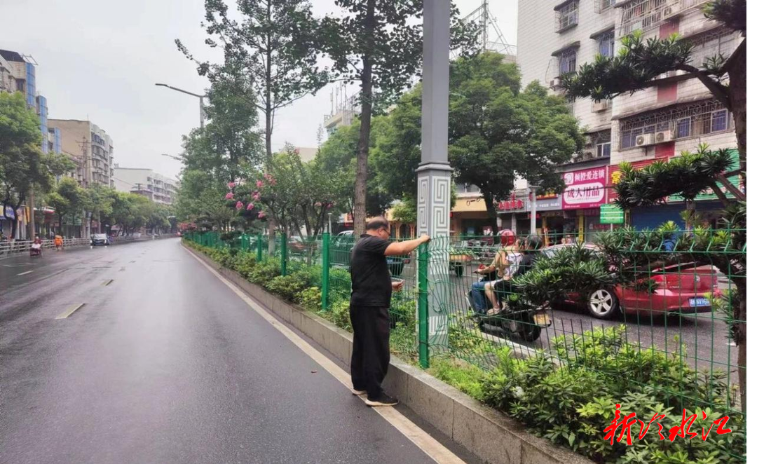 冷水江市：修復(fù)破損護欄，提升城市“顏值”