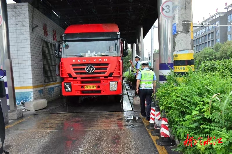 夏季交通安全整治 | 冷水江交警：持續開展貨車違法行為專項整治行動