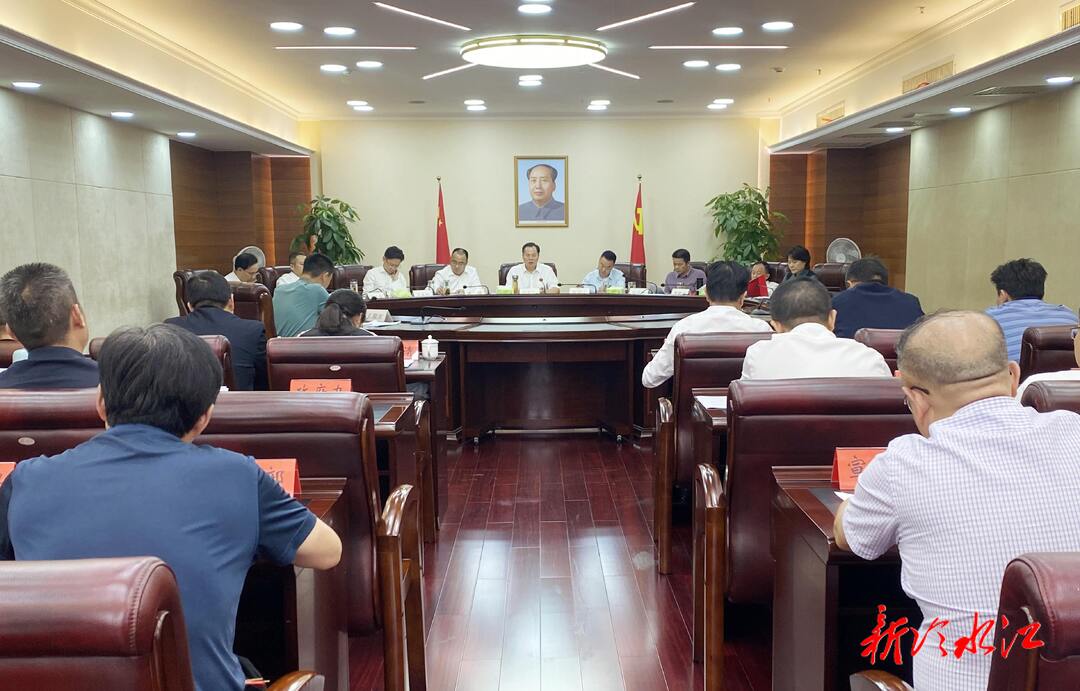 曾伯怡主持召開冷水江市委常委會會議