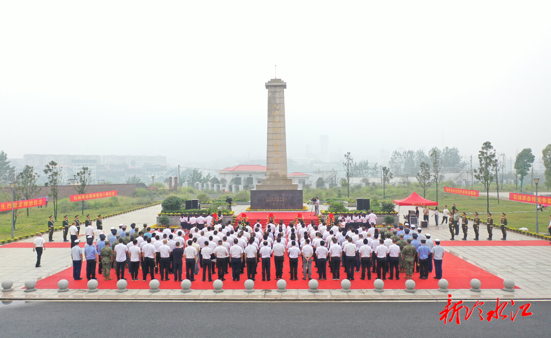 第十個烈士紀念日 冷水江市舉行向人民英雄紀念碑敬獻花籃儀式