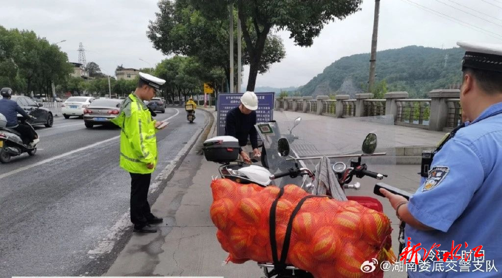 摩托車違法載貨被查 駕駛員心服口服