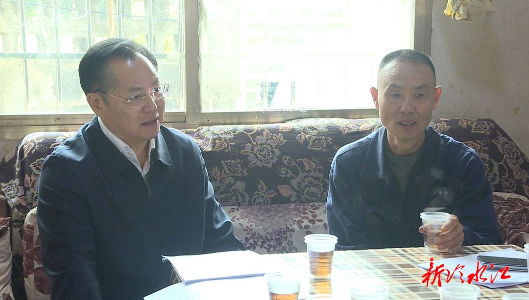 曾伯怡走進群眾家中解決信訪難題