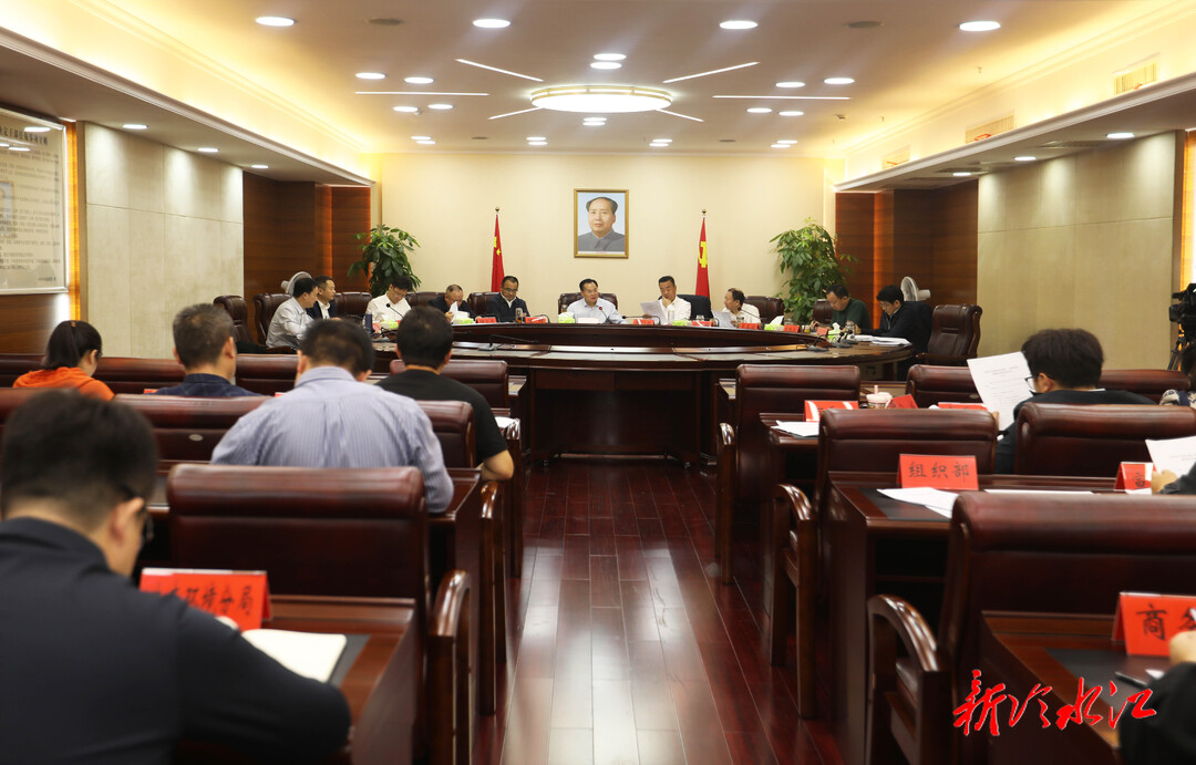 曾伯怡主持召開冷水江市委常委會會議