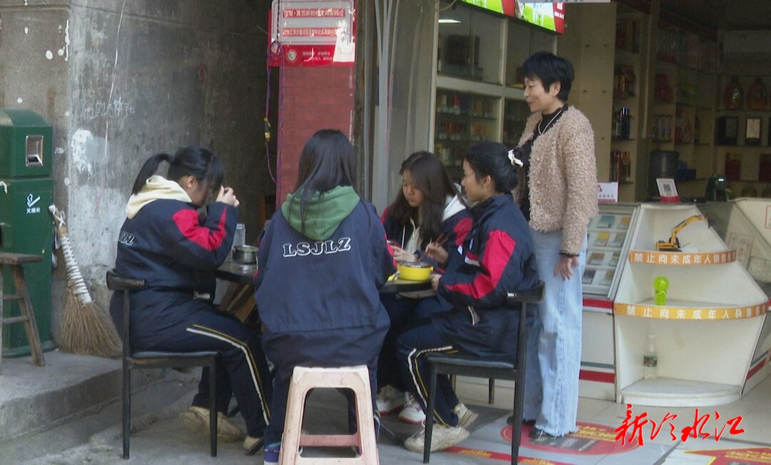 創文進行時 一商店設置學雷鋒服務點  溫暖莘莘學子心
