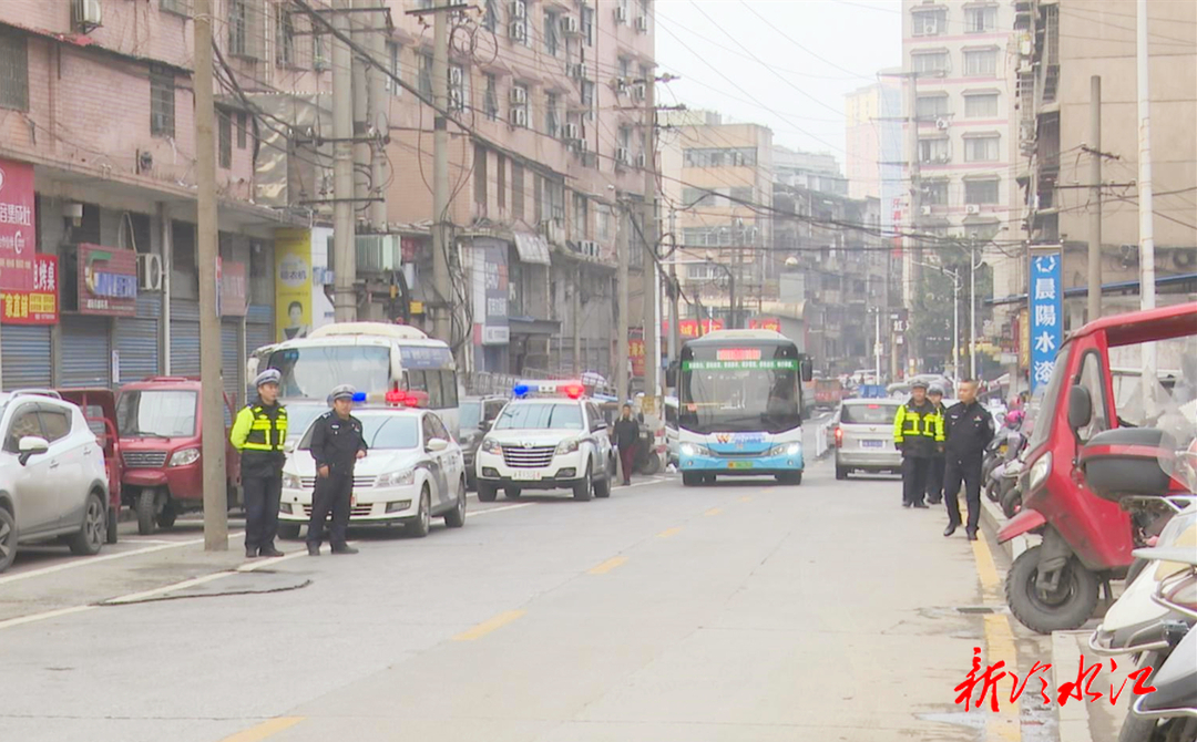 冷水江市公安局交警大隊(duì)整治交通頑疾 化解群眾“出行難”問題