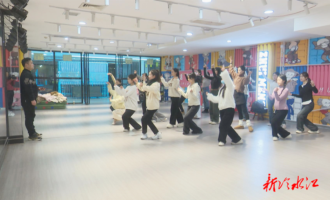 關(guān)注冷水江市龍年春晚 開場節(jié)目《醉美中國年》緊鑼密鼓排練中