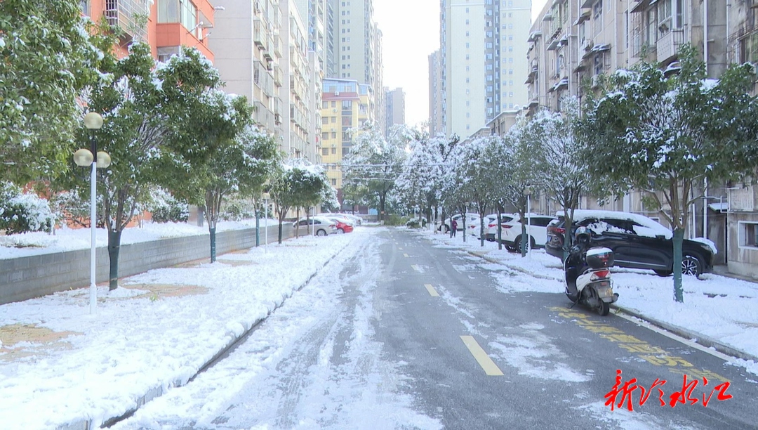 應(yīng)對低溫雨雪冰凍天氣  陳群督導(dǎo)學(xué)校低溫雨雪冰凍天氣防范應(yīng)對工作