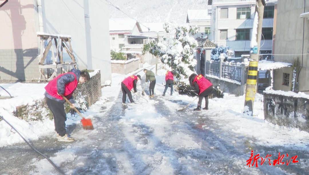 應(yīng)對低溫雨雪冰凍天氣  禾青鎮(zhèn)、三尖鎮(zhèn)開展“鏟雪除冰保通暢 ”志愿活動