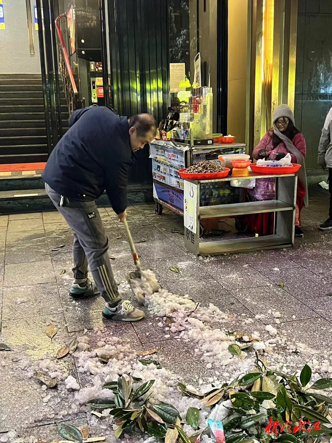 冷水江市文化市場綜合行政執(zhí)法大隊  積極應(yīng)對低溫雨雪冰凍災(zāi)害天氣