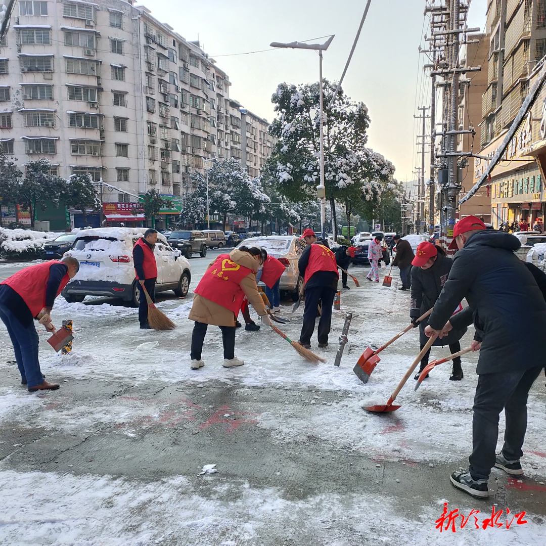 清冰雪 暖民心 市民政局開展掃雪除冰黨員志愿服務(wù)行動