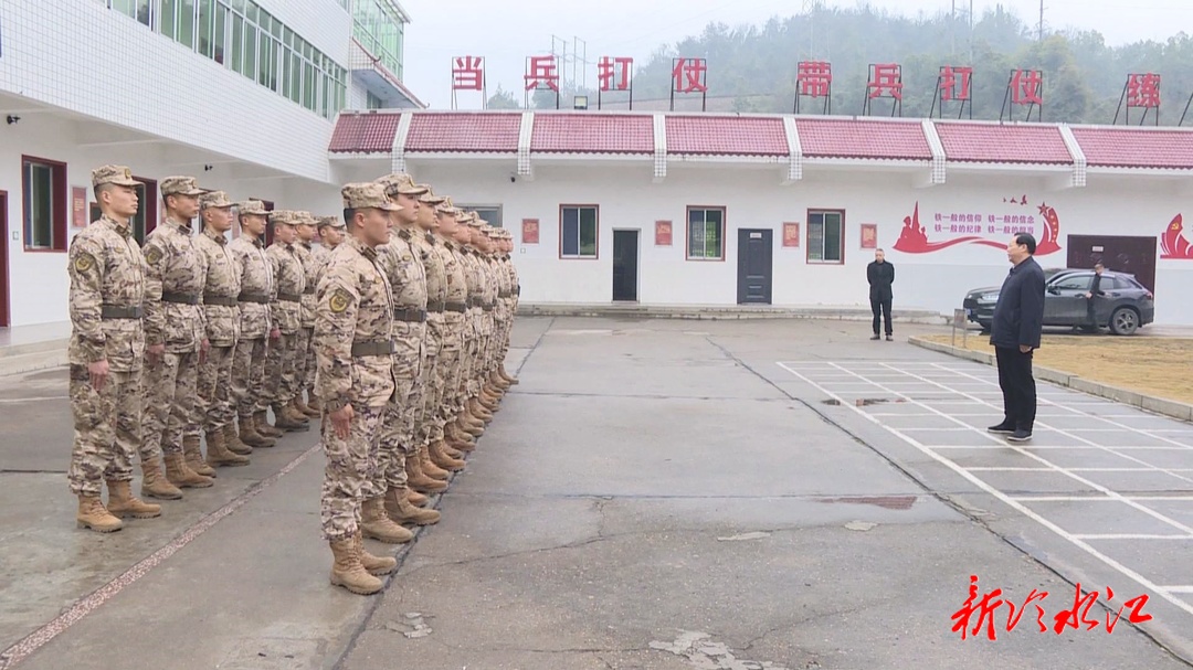 春节将至  曾伯怡率队走访慰问驻军单位和消防指战员