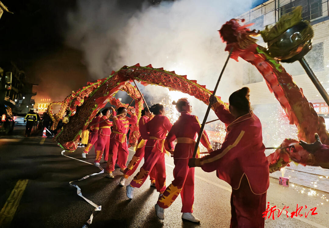 關(guān)注冷水江“村晚” | 喜慶熱鬧“嗨不?！?群眾喜迎幸福年