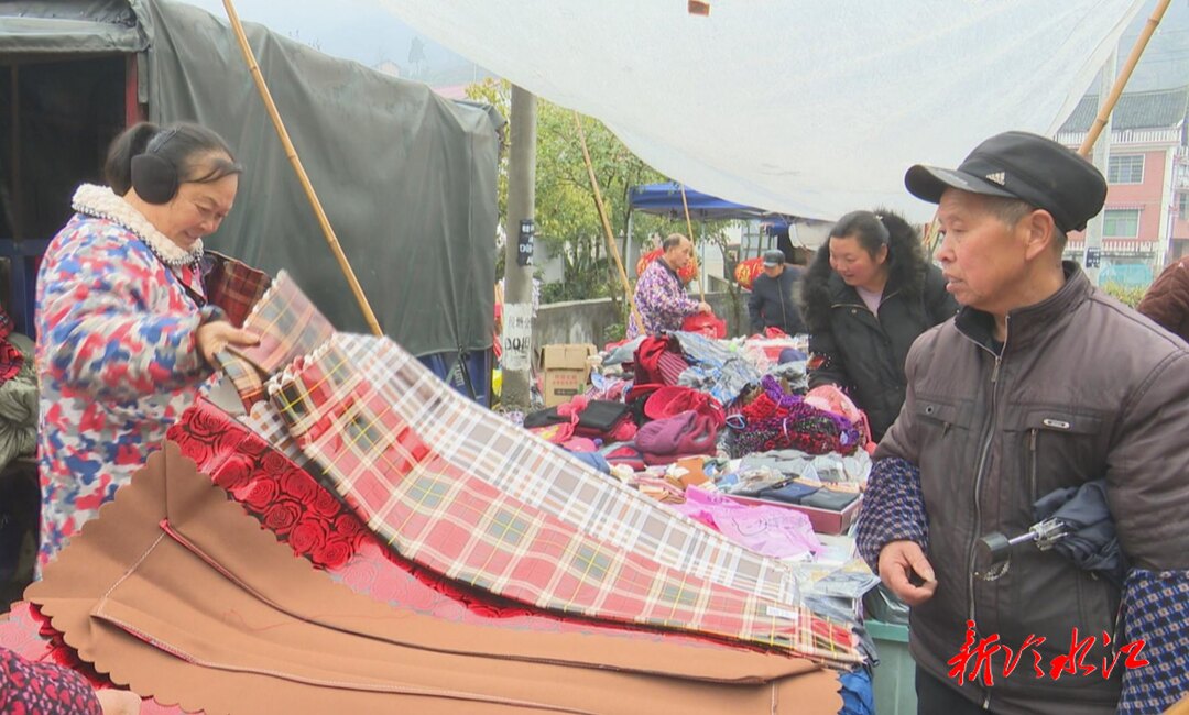 銻都“年味”濃  禾青鎮(zhèn)稅塘村：村民“趕集”購(gòu)年貨 喜慶熱鬧迎新年