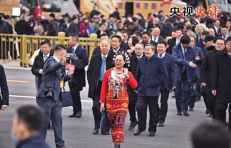 【央視快評】高舉旗幟 真抓實(shí)干 團(tuán)結(jié)奮進(jìn)——熱烈祝賀十四屆全國人大二次會(huì)議、全國政協(xié)十四屆二次會(huì)議開幕