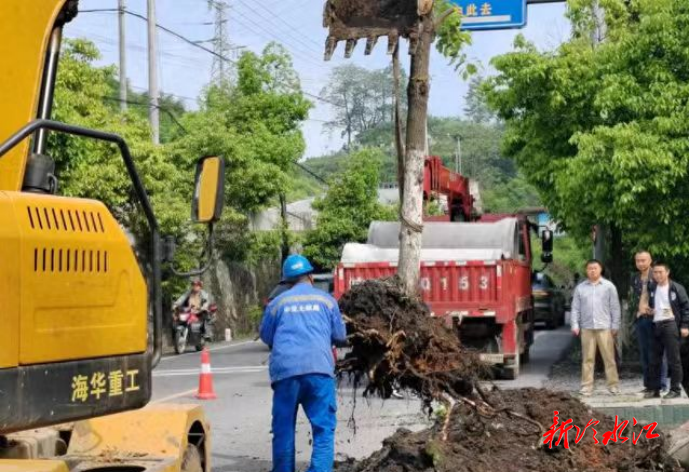 冷水江公路：“绕弯”解决路面抛洒，主动作为办民生实事